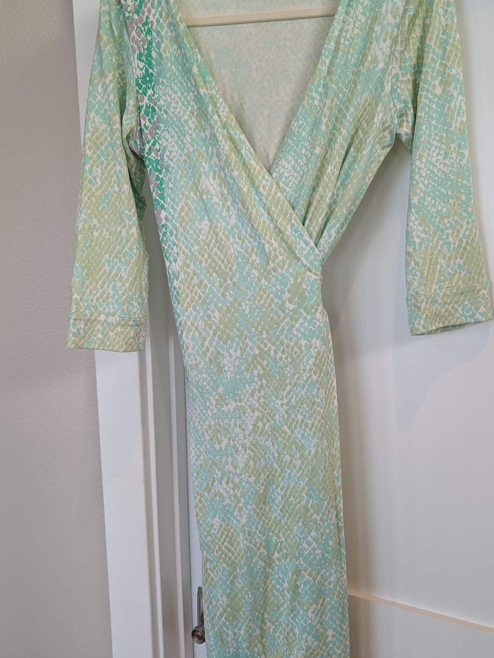 Diane Von Furstenberg DVF Silk Wrap Dress Size 6 Mint Green Snake Print